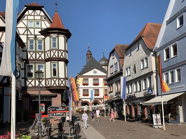 Fußgängerzone in der Lohrer Altstadt mit Fachwerkhäusern und dem Alten Rathaus